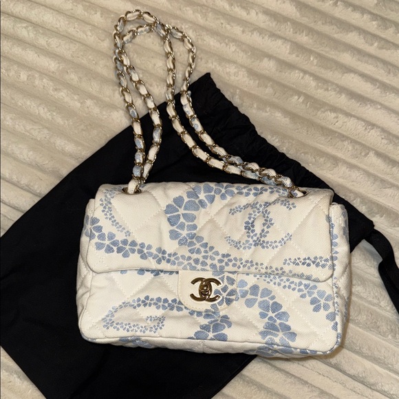Chanel White and Blue COCO BEACH 2025 Quilted Shoulder Bag - Picture 1 of 7